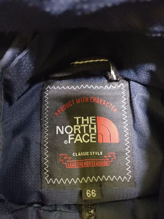 Куртка The North Face з плащової тканини в синьо-чорному кольорі.
Курт