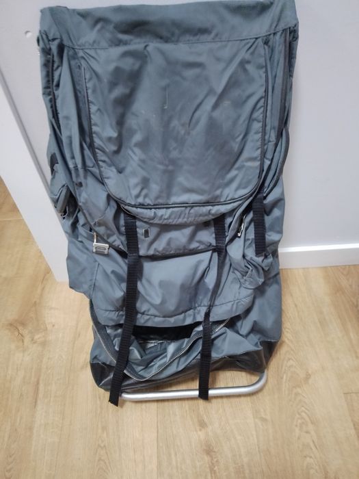 Plecak turystyczny że stelażem szary