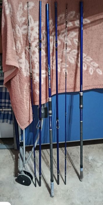 Canas pesca com carretos