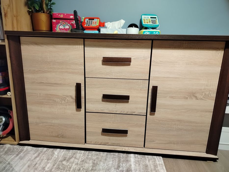 Komoda w odcieniu drewna