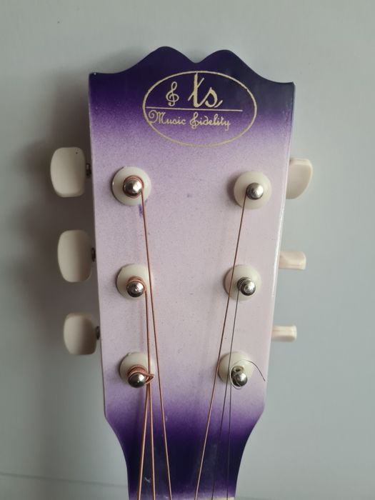Fioletowa gitara akustyczna