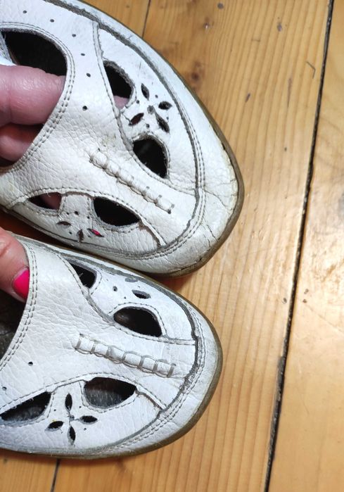 Białe ażurowe buty na rzepy Dr Lightfoot 38 znoszone sandały vintage
