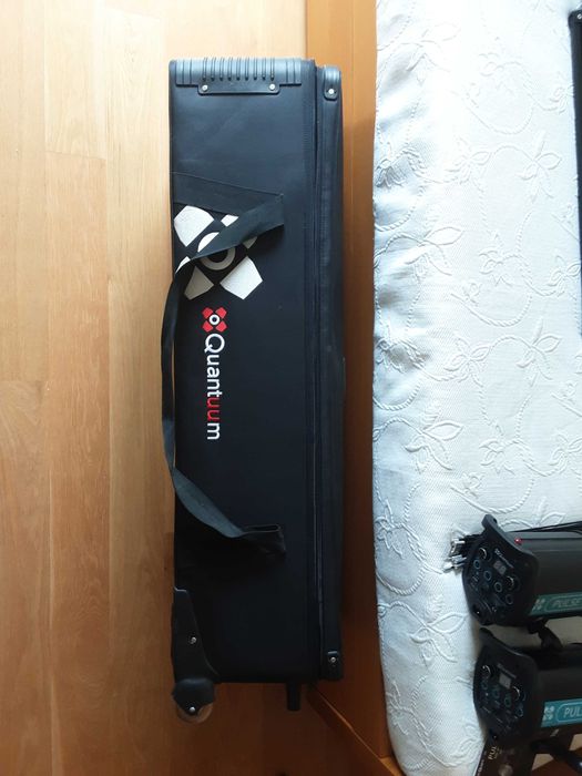 Material fotográfico marca Quadralite e Quantuum