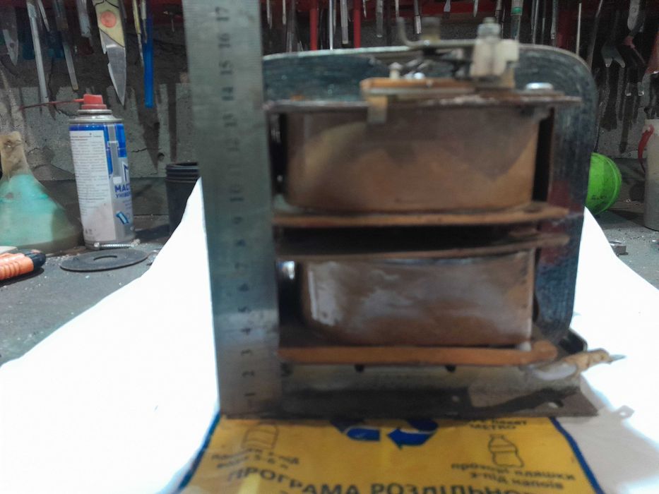 Большой трансформатор микроволновой печи.