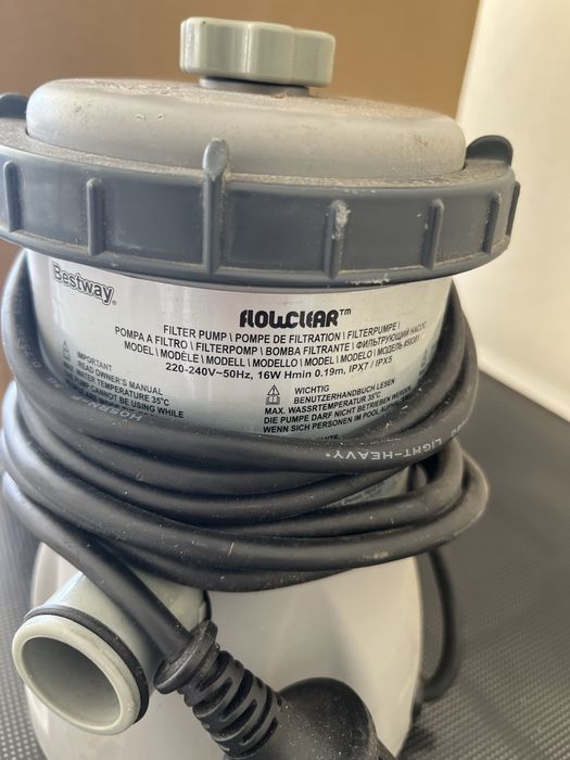 2 bombas de piscina 1 delas nova na caixa