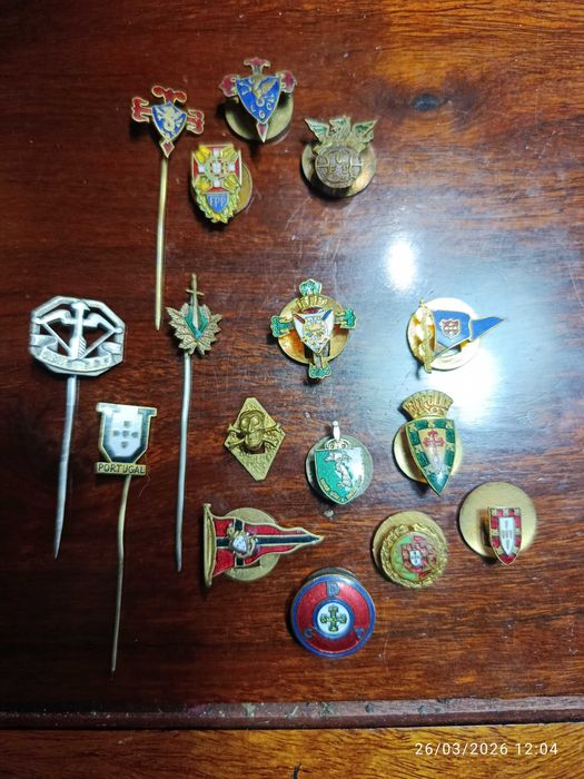 Pins Alfinetes Época Militares Pide escuteiros Clubes etc... Antigos