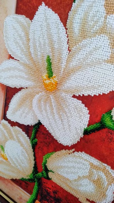 Obraz jest haftowany czeskimi koralikami.