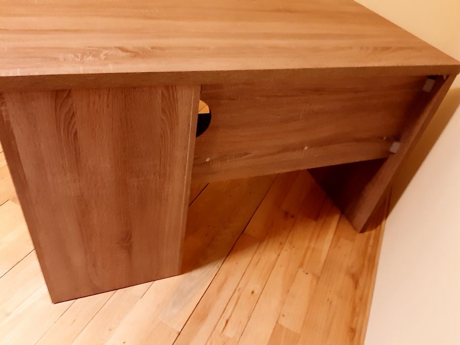 Письменный стол серо*бежевого цвета  .              Размер