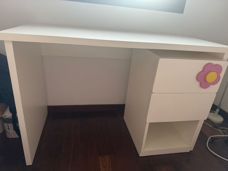 Mobília de quarto com cama de gavetão + secretária + colchão