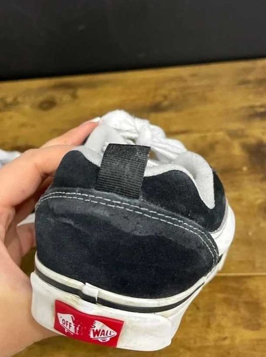 5F Czarno-białe trampki Vans Knu Skool unisex 38,5