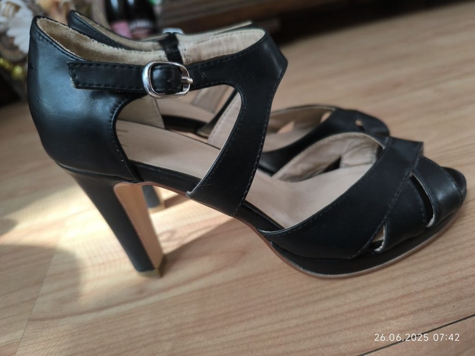 Sandały na obcasie 38 nowe