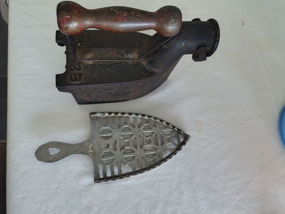 Ferro de passar a carvão com mais de 120 anos.