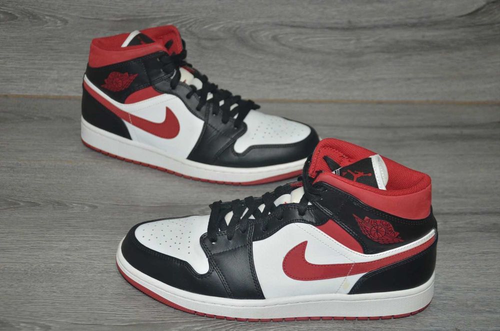 Продам кросівки шкіряні Фірма Jordan 1 Mid  .