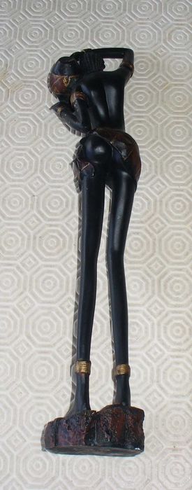 Escultura Africana - Figura de mulher nativa em marfinite