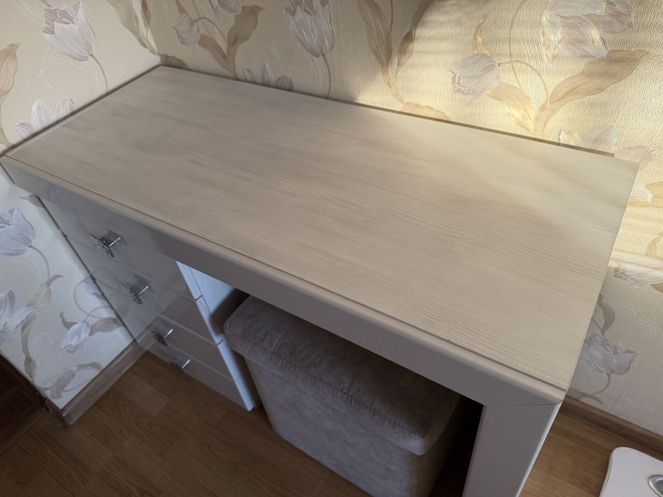 Туалетний столик з пуфом