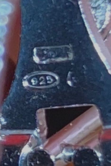 Brincos em prata 925 com granadas