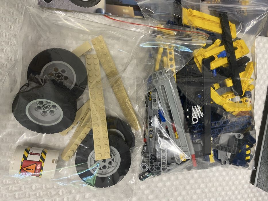 Lego TECHNIC 42079 wózek widłowy oraz holownik