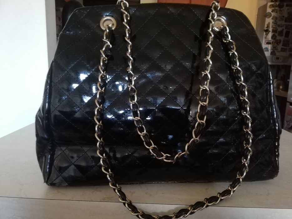 Duża czarna lakierowana torebka