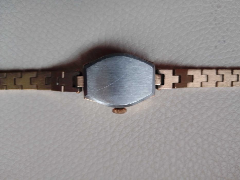 часы женские наручные производства ссср.