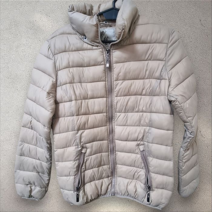 Beżowa pikowana kurtka wiosenna damska na zamek L o&s