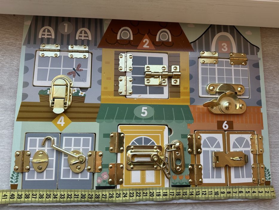 Бізіборд з замочками