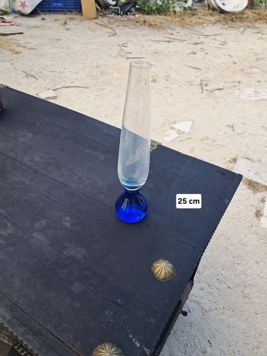 Jarra vidro opalino fundo azul