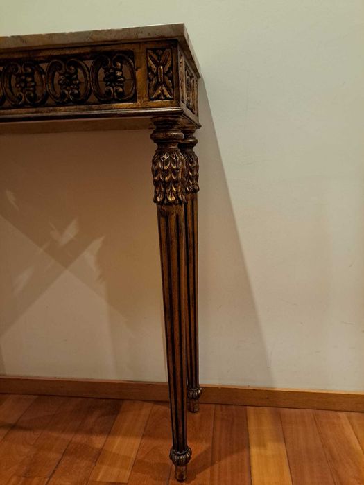 Consola dourada com tampo em mármore