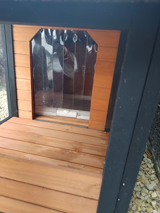 Casota de cão de madeira