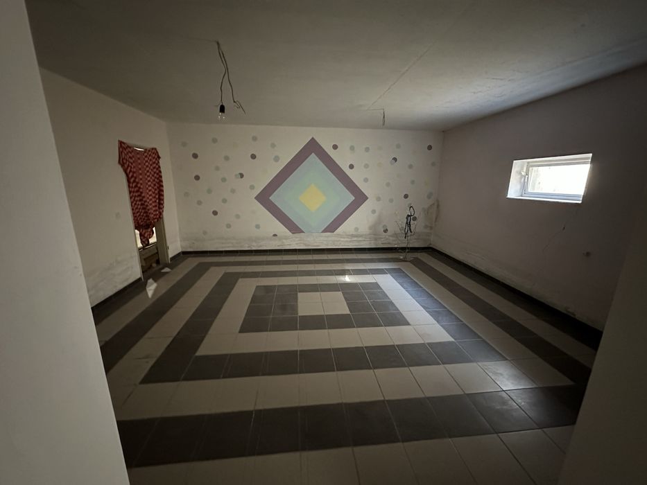 400 метрів, сховище 120 , теріторія , гараж 2 авто , 3 спальні