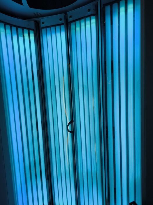 Вертикальний Солярій Ergoline Lounge Turbo Power з роздягальнею 50ламп