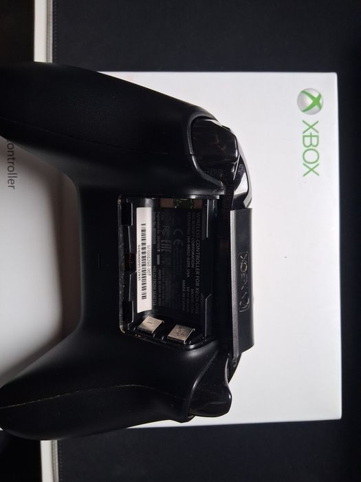 Pad do Xbox One z pudełkiem