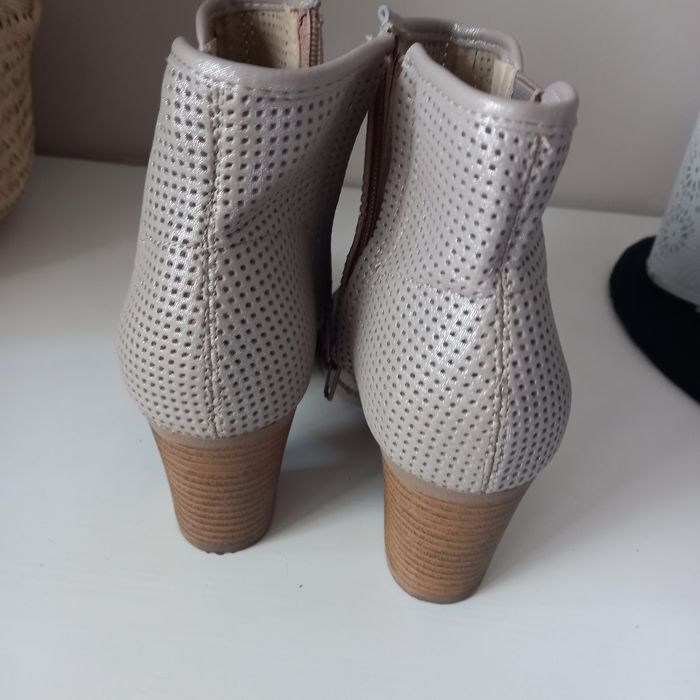 Beżowe sandały wysokie buty z odkrytymi palcami 39