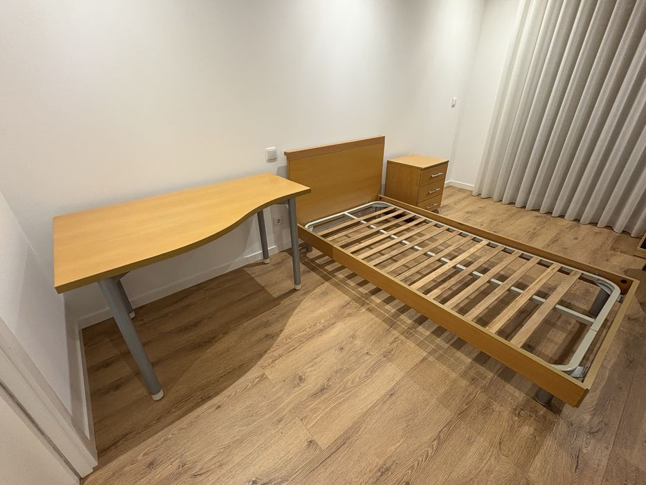 Cama solteiro, colchão, mesa cabeceira e secretária em faia.
