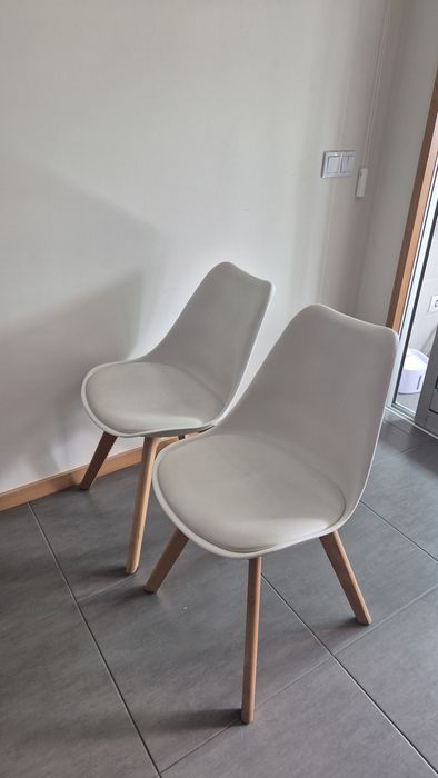 Mesa extensível IKEA LANEBERG (130/190 cm) + 2 cadeiras Nordic – 115€ negociável