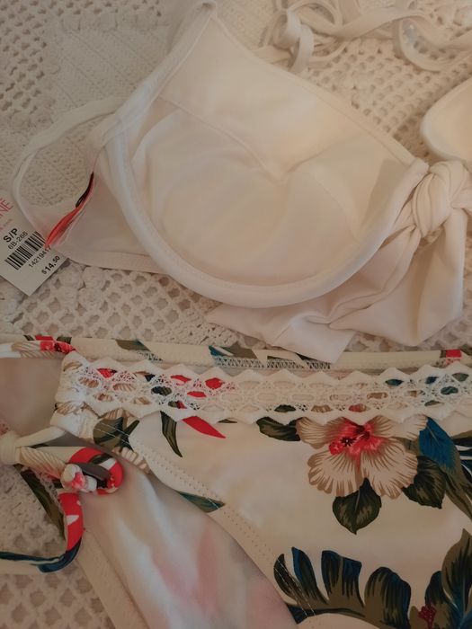 Vendo biquíni estampado e branco