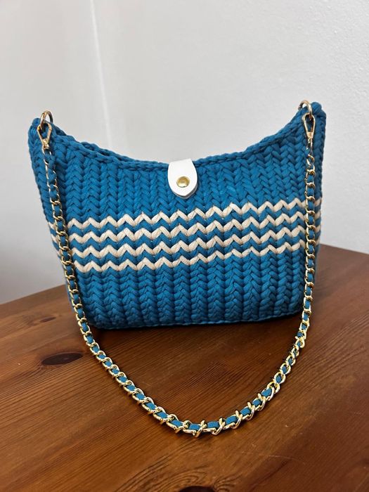 Mala em fio de malha, tamanho médio.