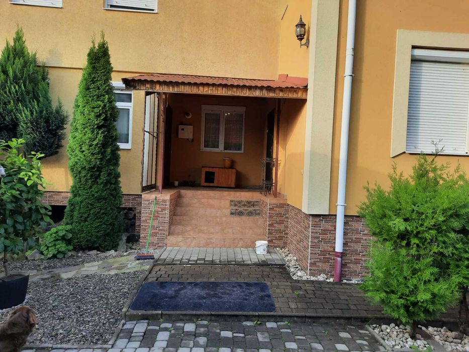 Продається просторий будинок з прибудовон(окремий вхід)