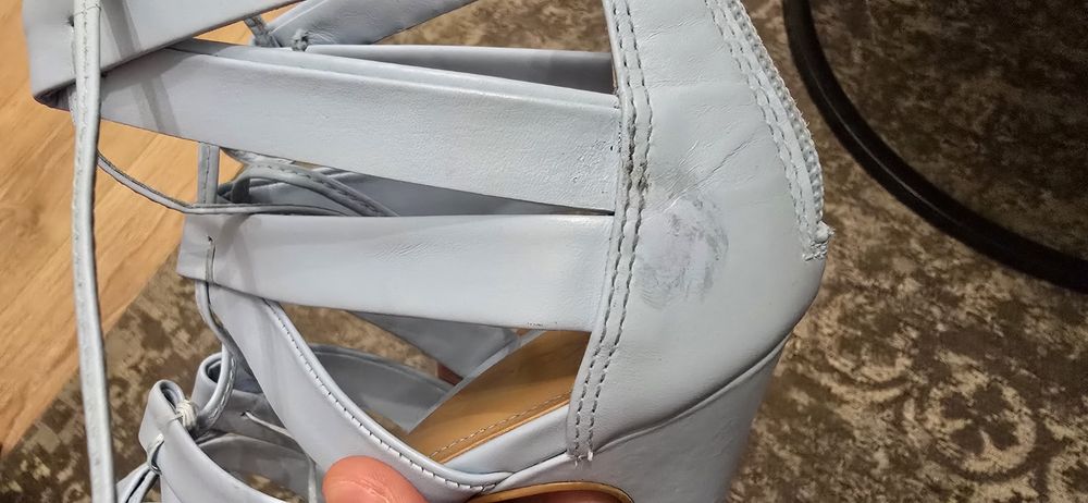 Jasnoniebieskie sandały wiązane na szpilce Kazar
