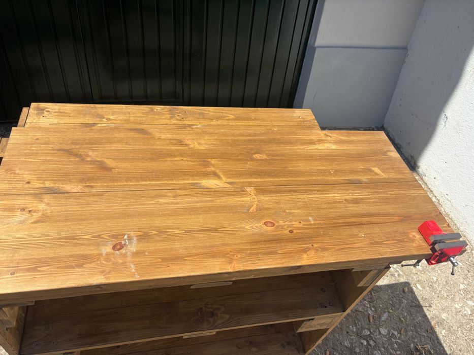 Mesa de trabalho em madeira