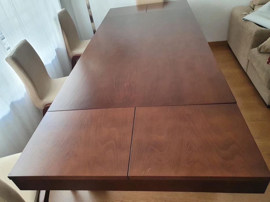 Mesa de jantar extensível em madeira