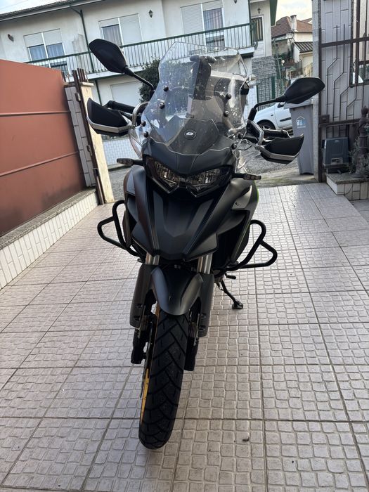 QJ motor SRT 700 Adventure 2023 só 4000km