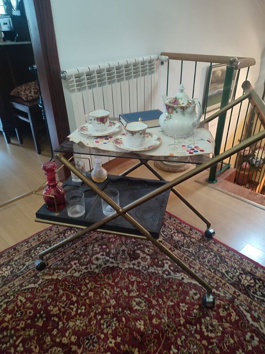 Carrinho da chá antigo com lousã trabalhada à mão