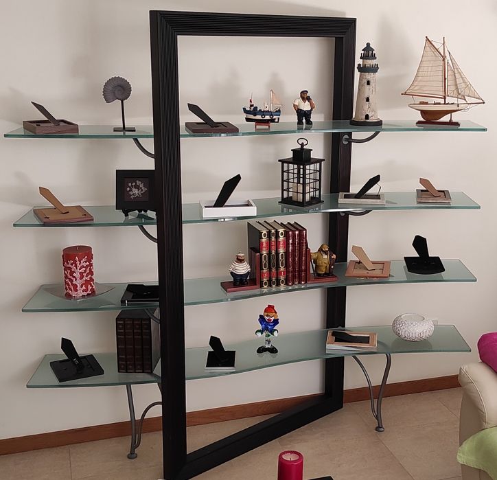 Estante/móvel com prateleiras vidro design