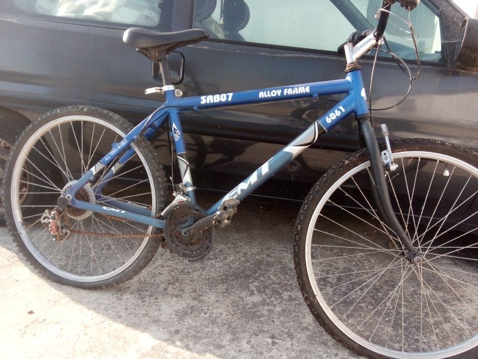 Várias bicicletas para restauro