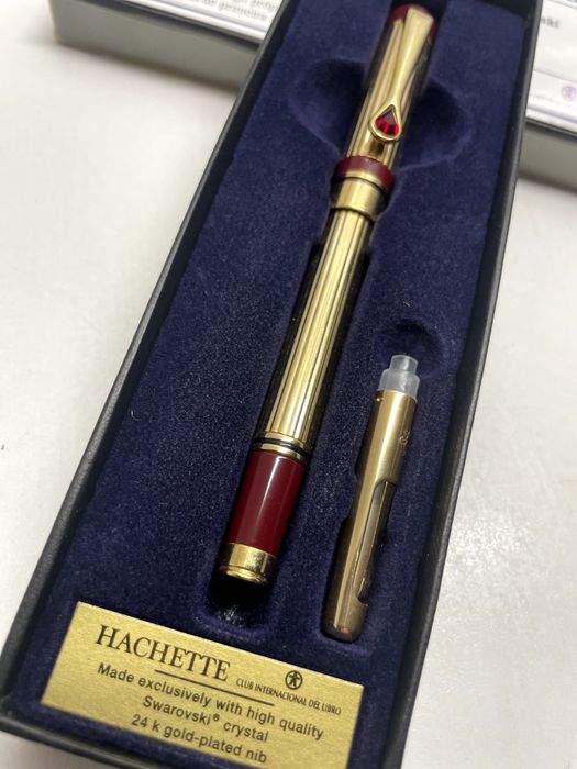 Sortido de canetas (esferográficas e tinta permanente) e lapiseiras