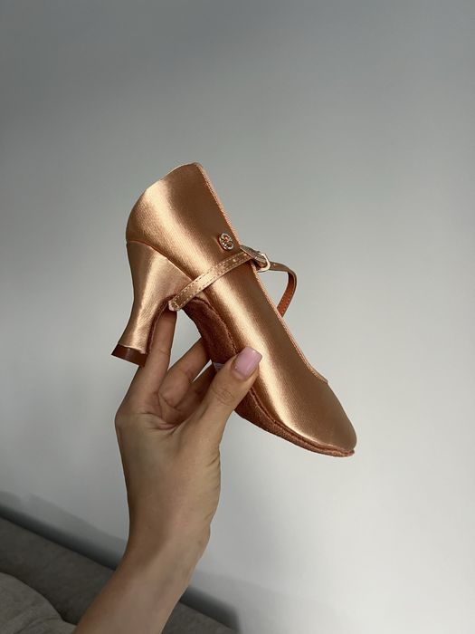 Нові туфлі для європейської програми