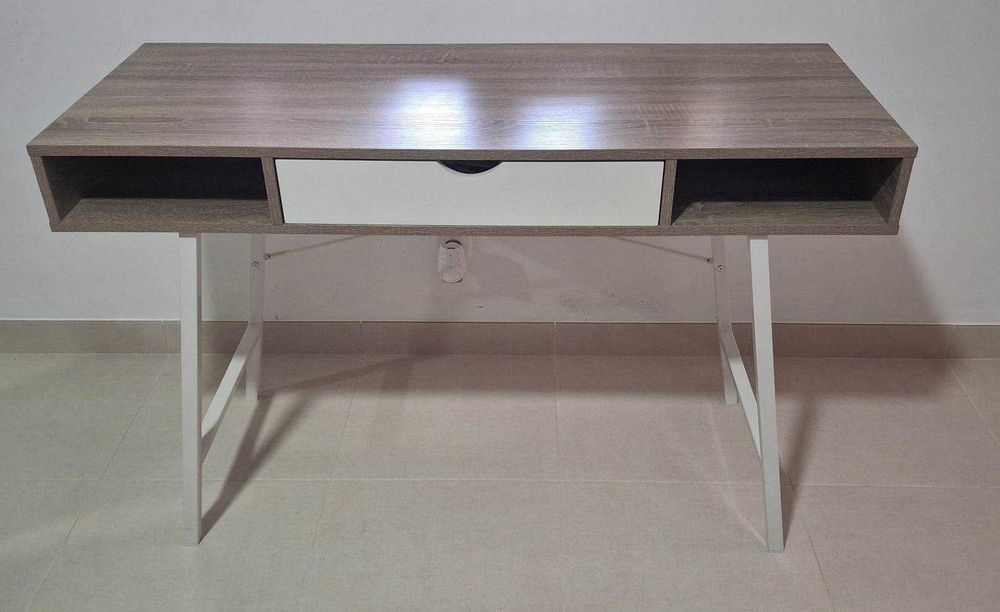 Secretária moderna com gaveta e arrumação – 120 × 50 cm