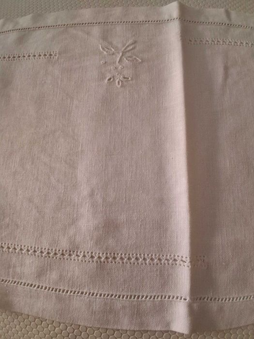 Caminho de mesa em linho, bordado, 84x29cm (Portes incluídos)