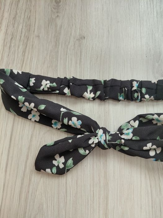 Czarna materiałowa opaska na głowę w kwiaty z kokardką