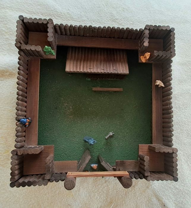 Forte West, em Maeira 47x47x14 cm ( Soldadinhos e mini figure não incl